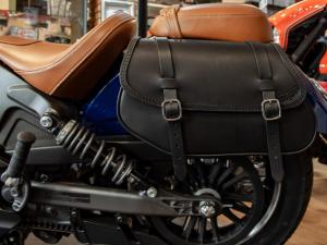 Made In Italie : Sacoche / valise latérale en cuir véritable couleur Noir pour moto Indian Scout et Scout Sixty (droite ou gauche)
