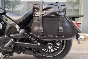 Made In Italie : Sacoche latérale en cuir véritable couleur Noir Roll Creek Gauche , droit ou Droit + Gauche  pour  Indian Scout  2015-2022