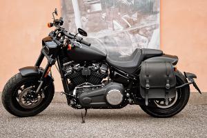 Made In Italie : Big sacoche latérale en Cuir véritable AVEC le support, couleur Noir pour Harley Softail Low Rider Street Bob Low Rider Slim Fat Bob Deluxe Heritage Sport Glide