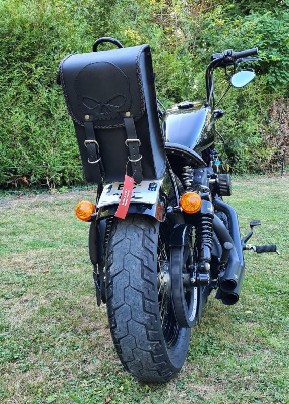 Sacoche trousse latérale en Cuir Noir - Tête de Mort SKULL Pour moto custom