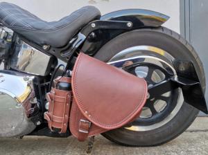 Sacoche latérale en Cuir véritable  couleur Marron + porte bouteille amovible  pour harley SOFTAIL ou autres custom 