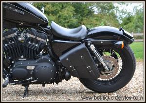 Sacoche trousse latérale de cadre en Cuir couleur Noir  - Gros Modéle  pour Harley Sportster Iron Forty Nightster ou autres custom