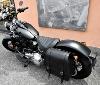 Made In Italie : Big sacoche latérale en Cuir véritable AVEC le support, couleur Noir pour Harley Softail Low Rider Street Bob Low Rider Slim Fat Bob Deluxe Heritage Sport Glide