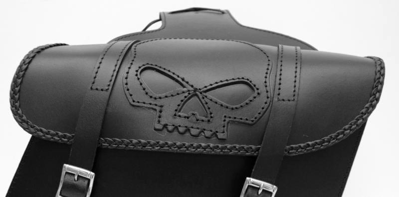 Paire de Sacoches cavalière en Cuir couleur Noir - Modèle Tête de Mort /  SKULL pour moto custom