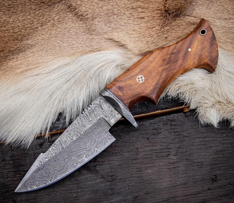 Couteau De Chasse Damassé Forgé Main - Lame En Acier Damas, Manche En Bois De Rose